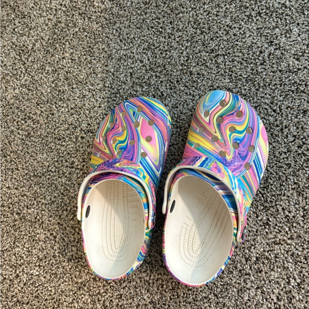 CROCS Women’s Swirl Pattern Slippers - Picture 1 of 4